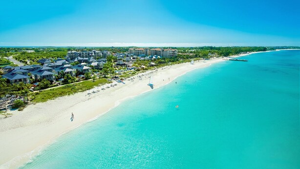 Beach nearby, white sand, beach towels - Beach Daze (Providenciales)