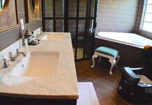 Family Villa, Jetted Tub, Garden View | Bathroom | Jetted tub, hair dryer, towels