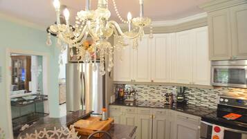 Villa familiare, idromassaggio, vista giardino | Cucina privata | Frigorifero con congelatore, microonde, forno, piano cottura