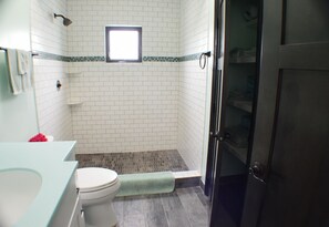 วิลล  ่าโรแมนติก, ห้องน้ำรวม, วิวคลอง | ห้องน้ำ | ฝักบัว, ไดร์เป่าผม, ผ้าเช็ดตัว