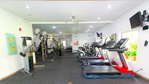 Ein Fitnessraum mit mehreren Laufbändern, Ergometer und Crosstrainern.