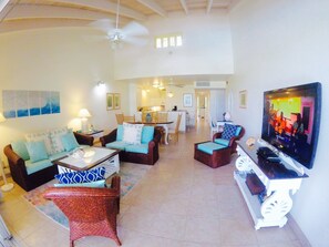 Premier penthouse, en-suite badkamer, uitzicht op oceaan | Woonkamer | Een flatscreentelevisie en een dvd-speler