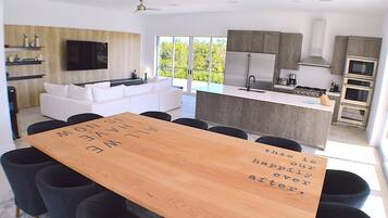 Villa panoramica, 5 camere da letto, bagno in camera | Area soggiorno | TV a schermo piatto, lettore DVD