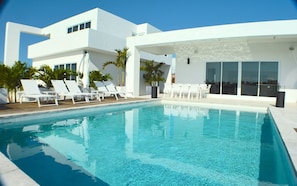 Outdoor pool - Villa Sundra 5 Bedroom (Providenciales)