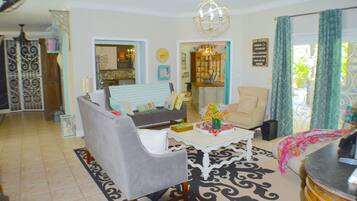 Villa familiare, camere comunicanti, vista giardino | Soggiorno | TV a schermo piatto, lettore DVD