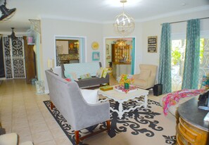 Perhehuvila, yhdistettäviä huoneita, näköala puutarhaan | Olohuone | Taulutelevisio, DVD-soitin