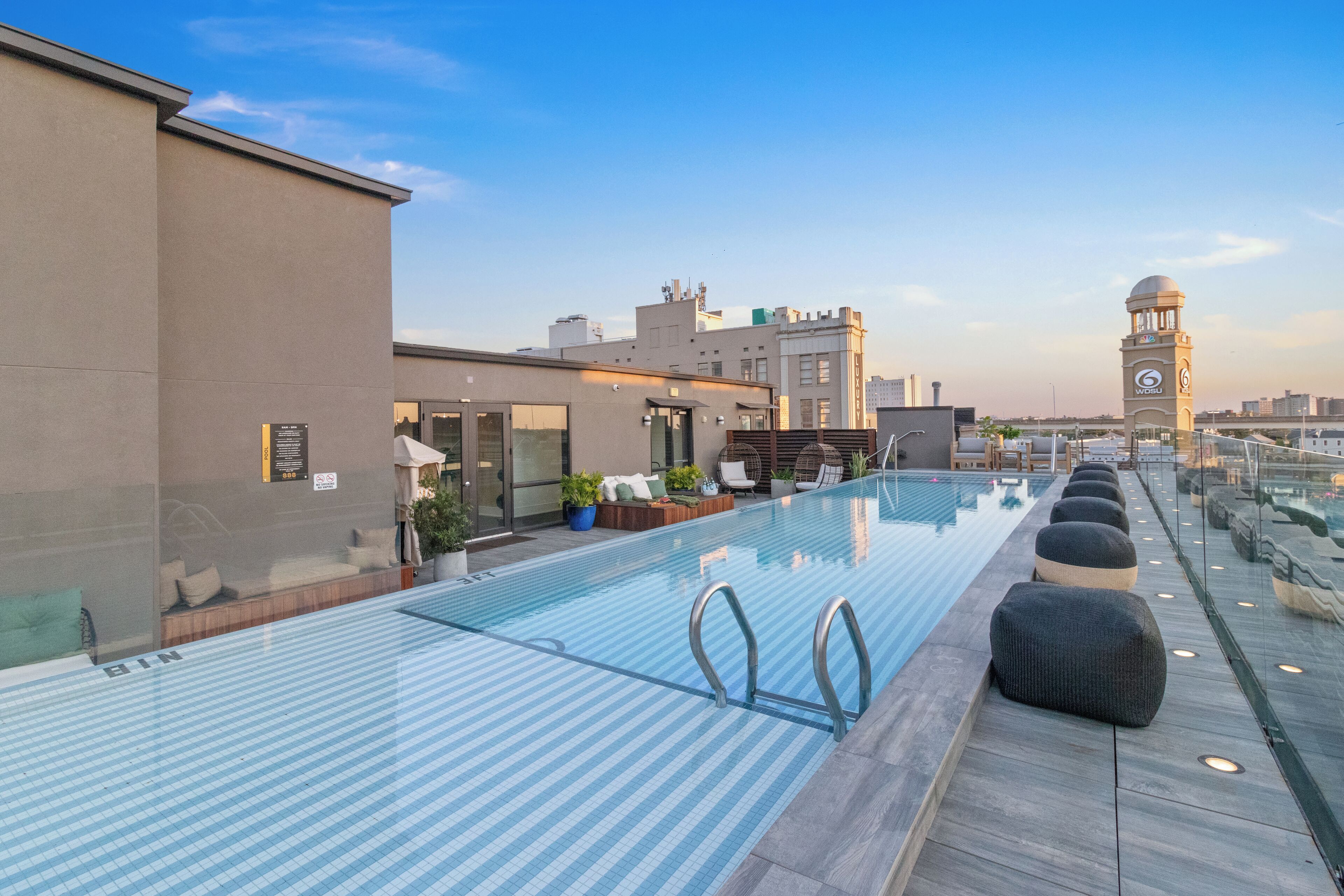 Piscina externa, funciona das 8h às 21h, espreguiçadeiras