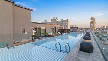 Piscina externa, funciona das 8h às 21h, espreguiçadeiras