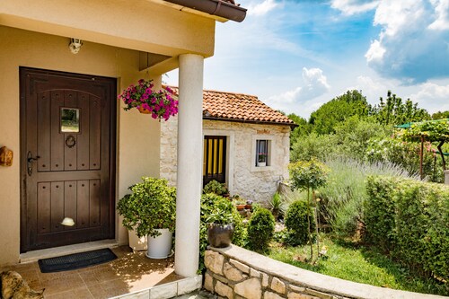 Holiday home with private jacuzzi, quiet location 