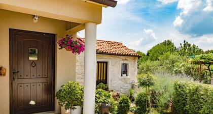 Holiday home with private jacuzzi, quiet location