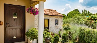 Holiday home with private jacuzzi, quiet location