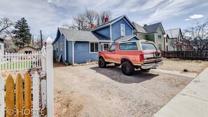Una casa con entrada para coches y una camioneta roja estacionada.
