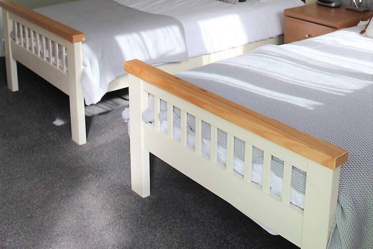 Standard Twin Room, 2 Single Beds, En-Suite Shower, Room Only | Skrivbord, arbetsyta för laptop, mörkläggningsgardiner och gratis wi-fi
