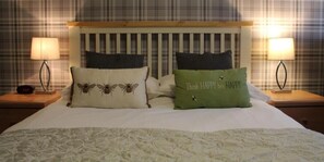 Desk, laptop workspace, blackout drapes, free WiFi - Hope Orchard En-Suite Rooms (Cheltenham)