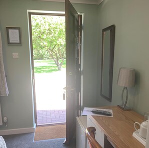 Desk, laptop workspace, blackout drapes, free WiFi - Hope Orchard En-Suite Rooms (Cheltenham)