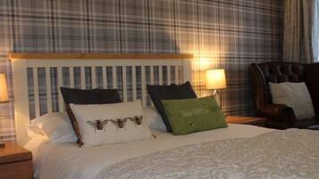 Standard Double Room, 1 Double Bed, En-Suite Shower, Room Only | Meja kerja, ruang kerja ramah laptop, dan tirai kedap cahaya