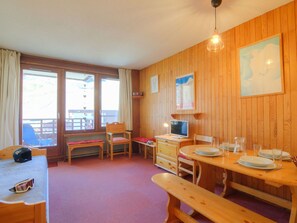 Interior - Cosy apartment for 6 guests with WIFI, TV and balcony (Les Boisses)