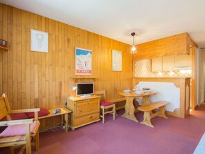 Interior - Cosy apartment for 6 guests with WIFI, TV and balcony (Les Boisses)