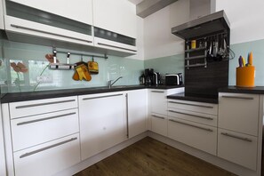Frigorifero, microonde, forno, piano cottura