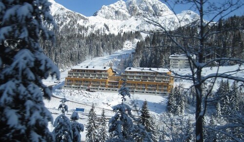Apartment for up to 8 people. directly on the slopes, sauna, 3 bedrooms, 2 bathrooms, underground parking