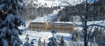 Apartment for up to 8 people. directly on the slopes, sauna, 3 bedrooms, 2 bathrooms, underground parking