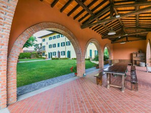 Outdoor dining - Nice apartment in villa with hot tub, WIFI, private pool, A/C, TV and pets allowed (Fucecchio)