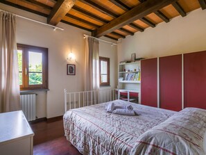 6 bedrooms, travel crib, free WiFi