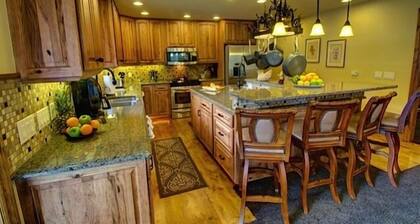 Yksityinen ylellinen Rocky Mountain Estate “The Lodge” -ilmiöiden suuret vuoristomaisemat