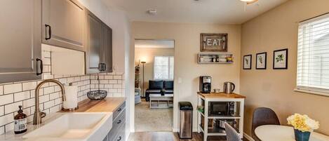 Kjøleskap, mikrobølgeovn, ovn og kokeplater