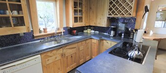 Exquisitely Remodeled with Hot Tub, Walk to Main St