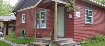 Exquisitely Remodeled with Hot Tub, Walk to Main St