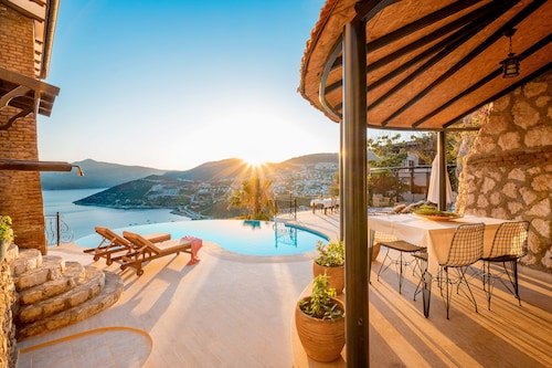 Eristäytynyt ja ylellinen välimerellinen villa w / uima-allas ja lastenallas