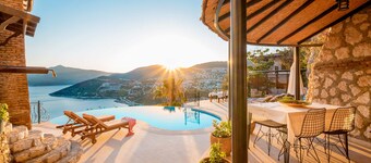 インフィニティプールとキッズプール付きの静かな豪華な地中海ヴィラ