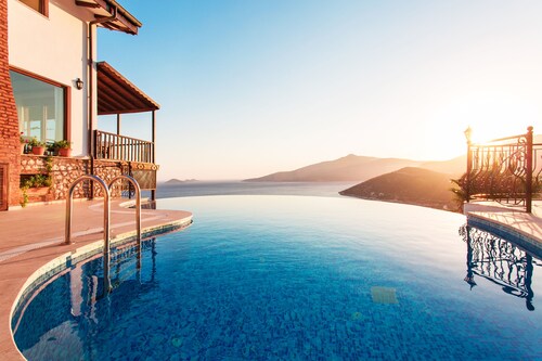 Secluded & Luxurious Mediterranean Villa w/ Heated Infinity Pool & Kids' Pool