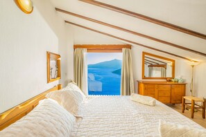 4 bedrooms, in-room safe, desk, iron/ironing board