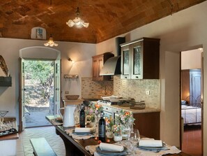 Micro-ondes, four, lave-vaisselle, tables à manger