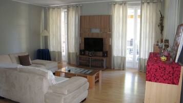 Flat-screen TV, fireplace, stereo, offices