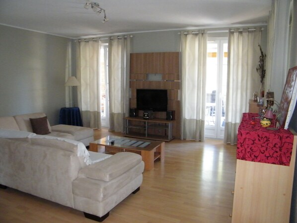 Flat-screen TV, fireplace, stereo, offices