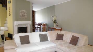 Flat-screen TV, fireplace, stereo, offices