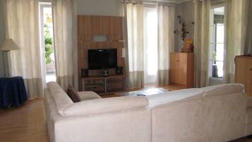 Télévision à écran plat, cheminée, chaîne hi-fi, espaces bureaux