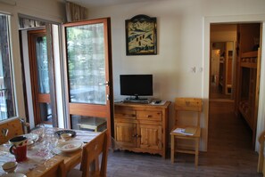 Dining - 50 meters from the cable cars, ski schools, nurseries, private parking (Valloire)