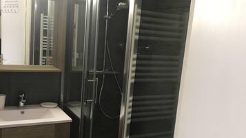 Baignoire, sèche-cheveux