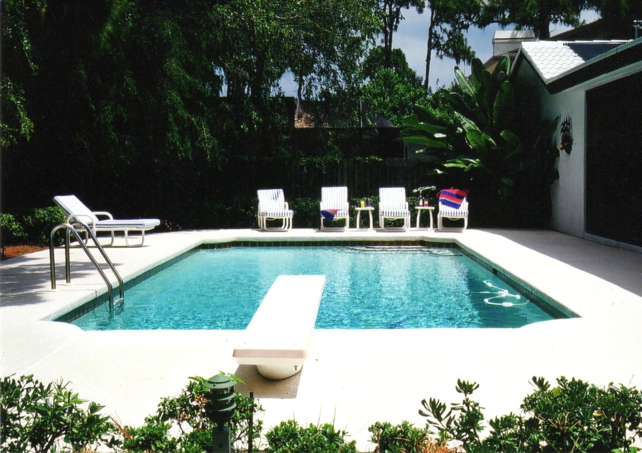 Private home and pool minutes to Beach!