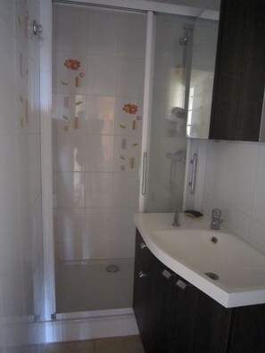 Baignoire, sèche-cheveux, bidet