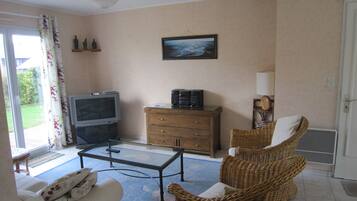 Télévision, lecteur de DVD, livres