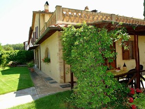 Outdoor dining - Nice apartment in villa with pool, WIFI, TV, terrace and pets allowed, close to San Gimignano (Poggibonsi)