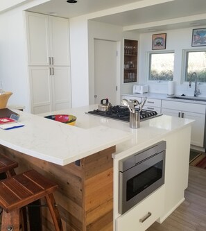 Geladeira, micro-ondas, fogão, cooktop