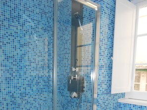 Shower, hair dryer, towels, soap - Bright and Beautiful Apartment in Sunny Lisbon's Historic Centre - Alfama (Lisbon)