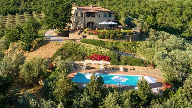 A stone villa with a swimming pool, surrounded by lush greenery and terraced vineyards. - Private Villa with WIFI, private pool, TV, balcony, pets allowed, panoramic view, close to Cortona (Castiglion Fiorentino)