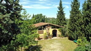 A rustic building with a tiled roof, surrounded by lush greenery and tall trees. - Wonderful private villa for 9 guests with private pool, WIFI, TV, patio and pets allowed (Montopoli In Val D'arno)